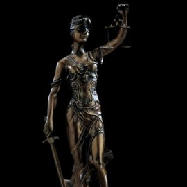 Статуя Фемиды греческой Богини правосудия Статуя Фемиды греческой Богини правосудия
